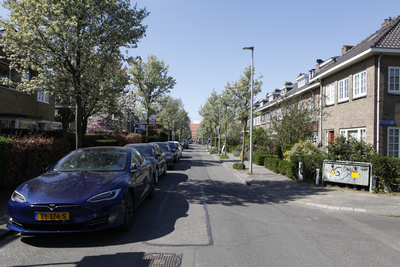 914146 Gezicht in de Prof. van Bemmelenlaan te Utrecht, met rechts de hoek met de Prof. Wentlaan.